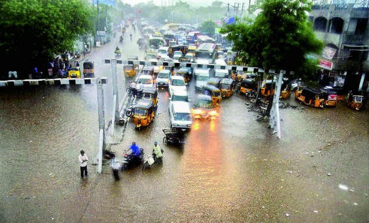 Heavy rains cause massive traffic jams in Hyderabad